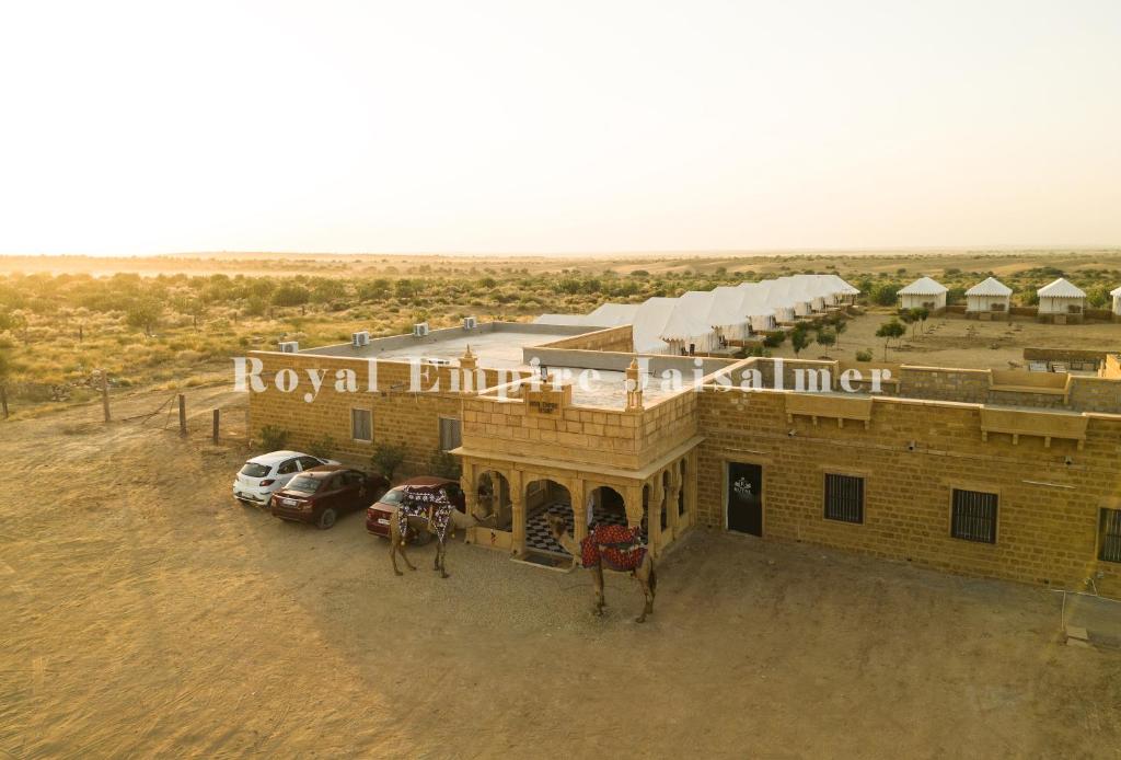 eine Luftaufnahme eines Gebäudes mitten in einer Wüste in der Unterkunft Royal Empire Camp & Resort Jaisalmer in Sām