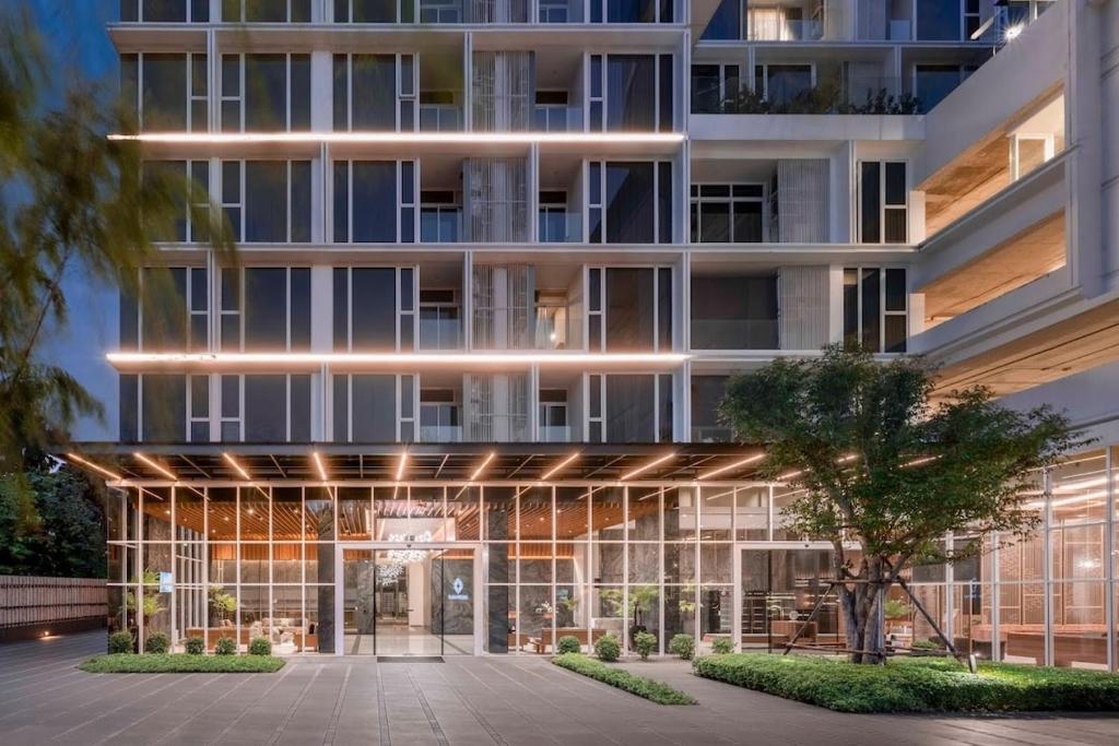 Una vista exterior de un edificio con patio. en Luxury Ekkamai stay with Sky Infinity Pool, en Bangkok
