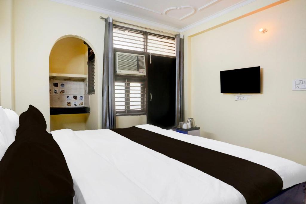 Postel nebo postele na pokoji v ubytování Super Hotel O Sheetla Colony