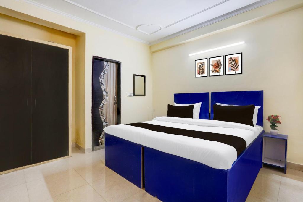 Postel nebo postele na pokoji v ubytování Super Hotel O Sheetla Colony