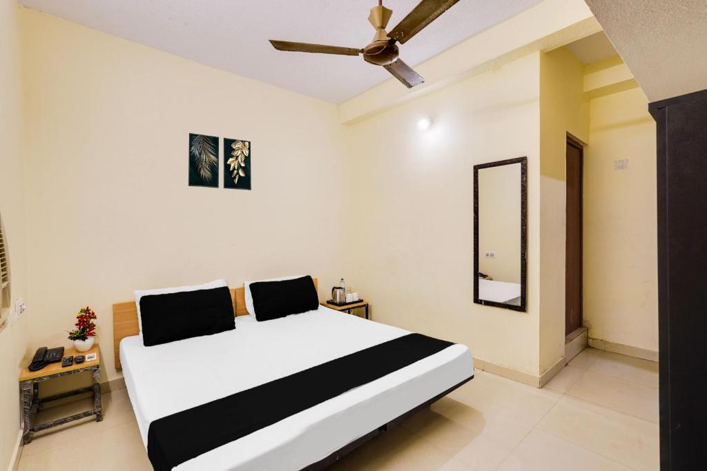 Postel nebo postele na pokoji v ubytování Super Hotel O ECR Chennai Kanathur