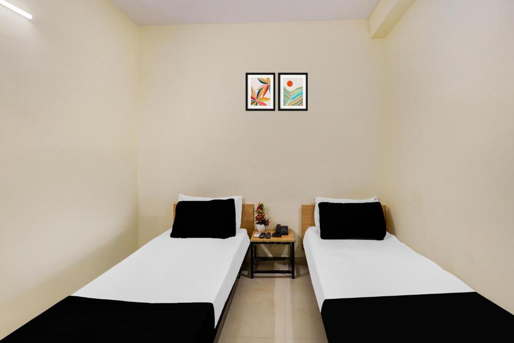 Postel nebo postele na pokoji v ubytování Super Hotel O ECR Chennai Kanathur