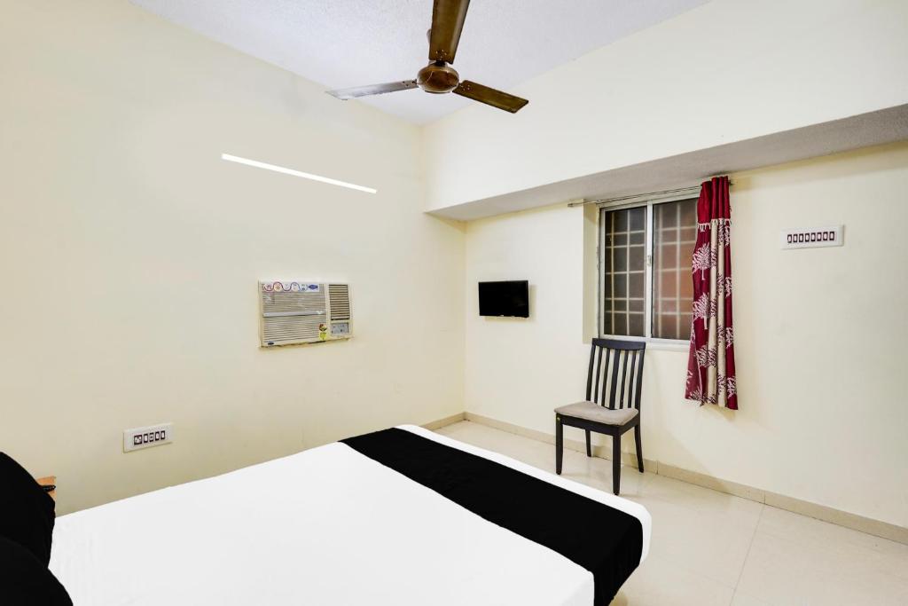 Postel nebo postele na pokoji v ubytování Super Hotel O ECR Chennai Kanathur