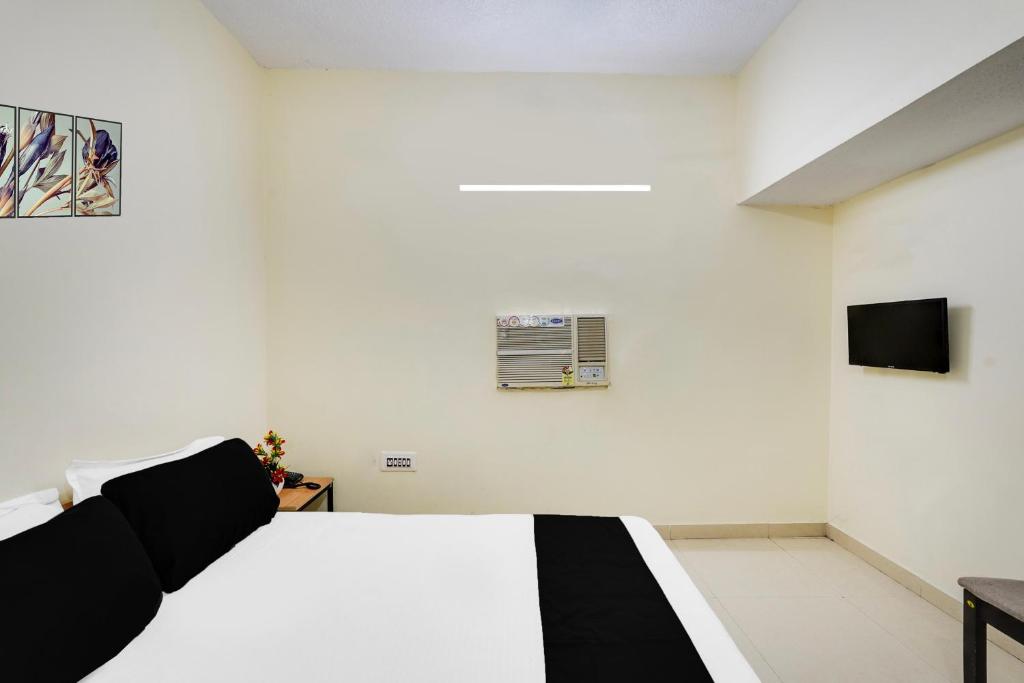 Postel nebo postele na pokoji v ubytování Super Hotel O ECR Chennai Kanathur