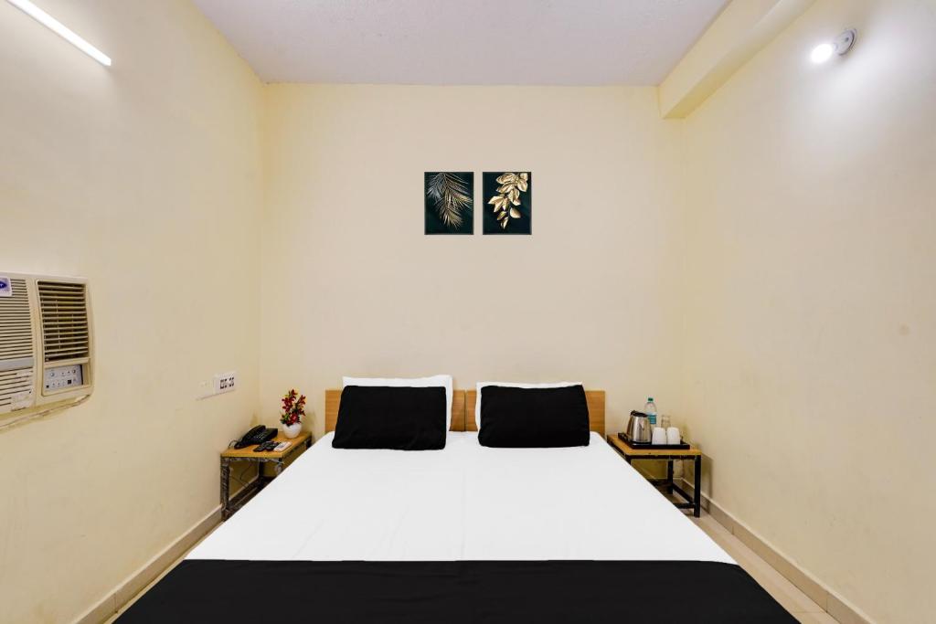 Postel nebo postele na pokoji v ubytování Super Hotel O ECR Chennai Kanathur