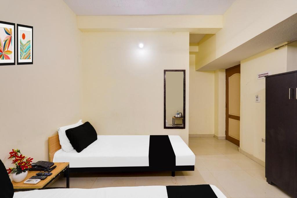 Postel nebo postele na pokoji v ubytování Super Hotel O ECR Chennai Kanathur
