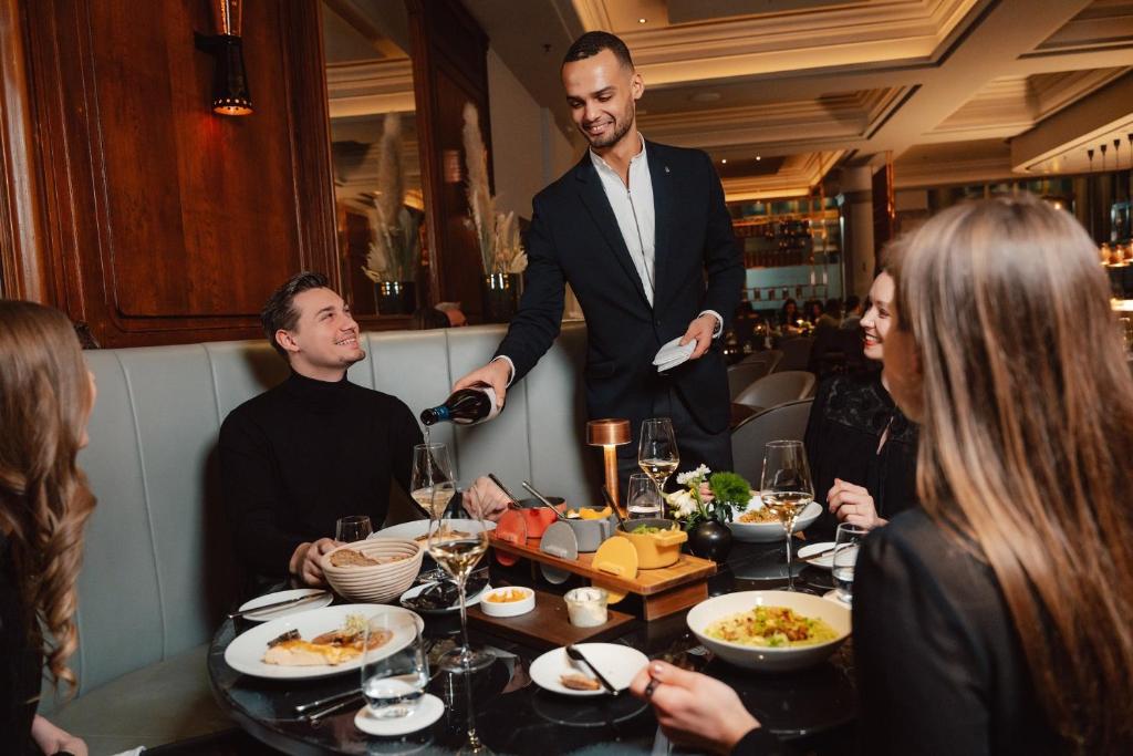 Jídlo v hotelu nebo okolí