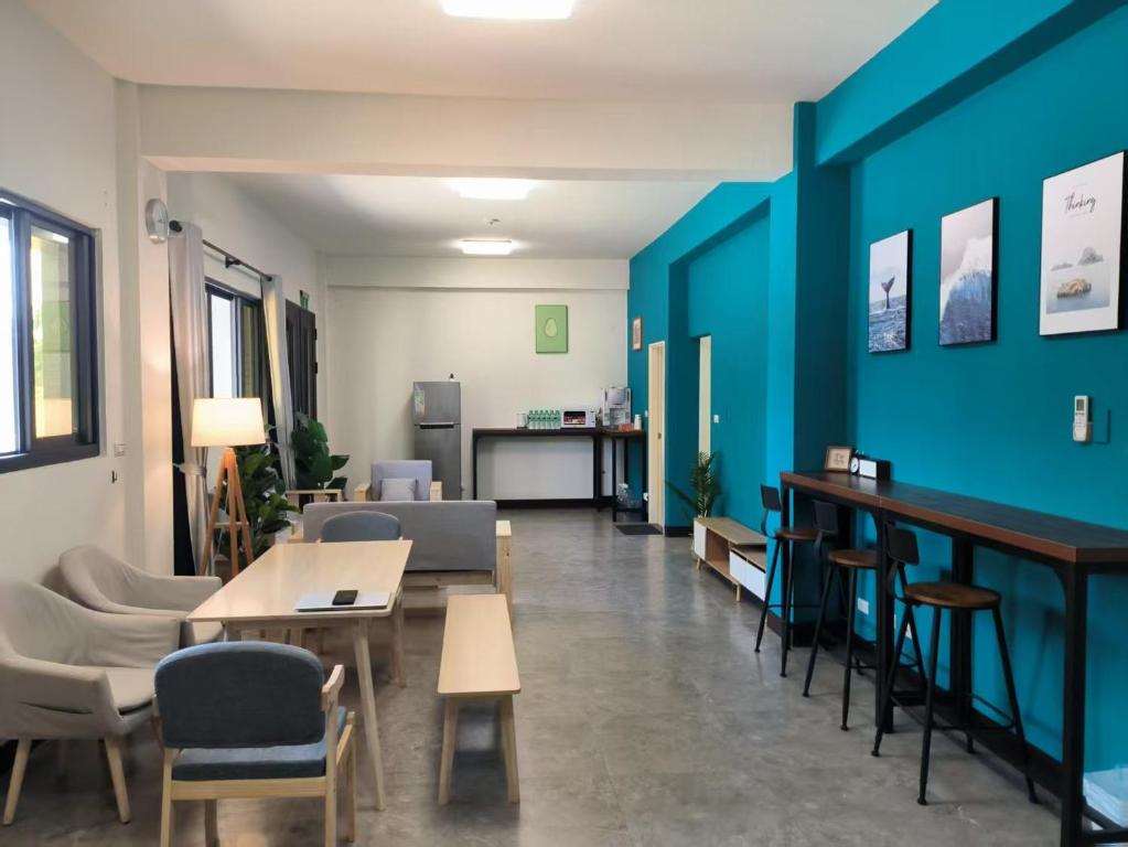 a waiting room with blue walls and tables and chairs at Kinmen Fujian Homestay in Tung-chou