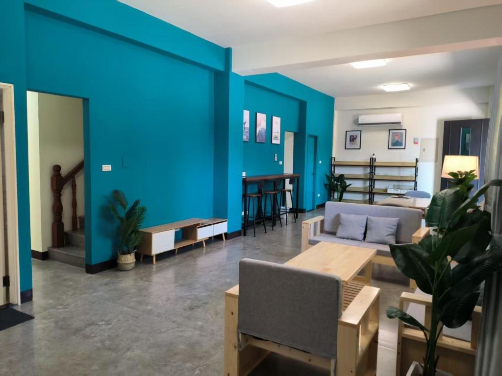 a living room with a blue wall at Kinmen Fujian Homestay in Tung-chou
