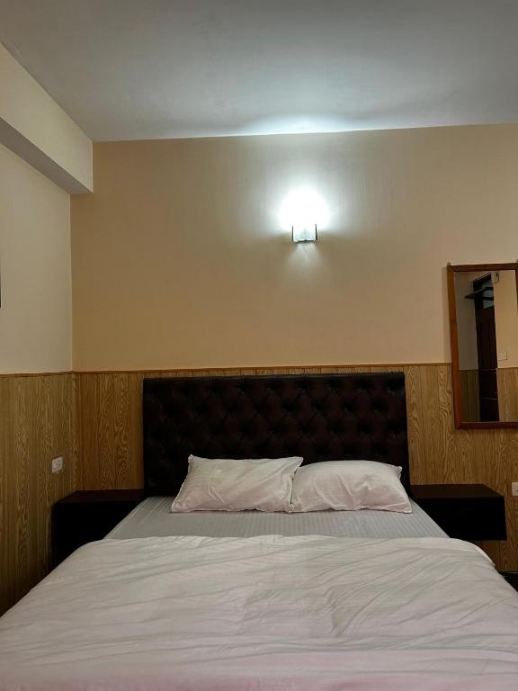 Postel nebo postele na pokoji v ubytování Khangri Guest House