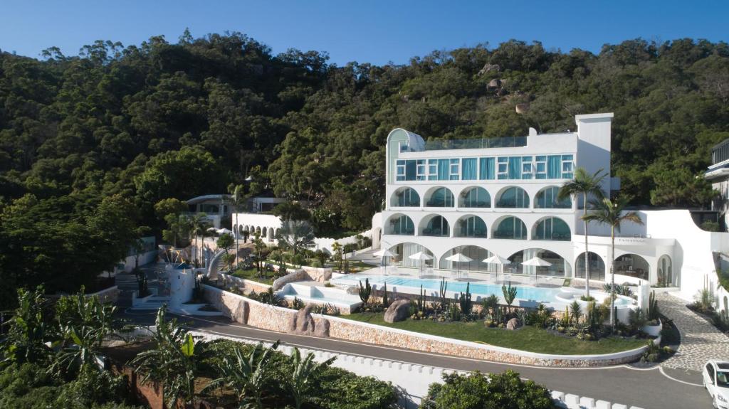Nespecifikovaný výhled na hory nebo výhled na hory při pohledu z hotelu
