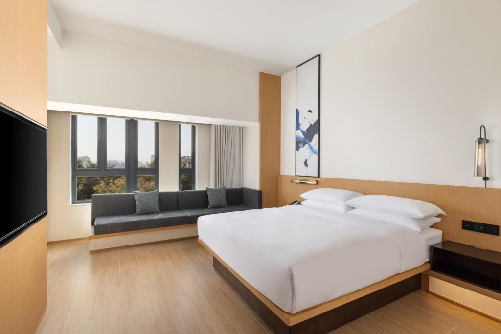 Postel nebo postele na pokoji v ubytování Fairfield by Marriott Quanzhou Fengze
