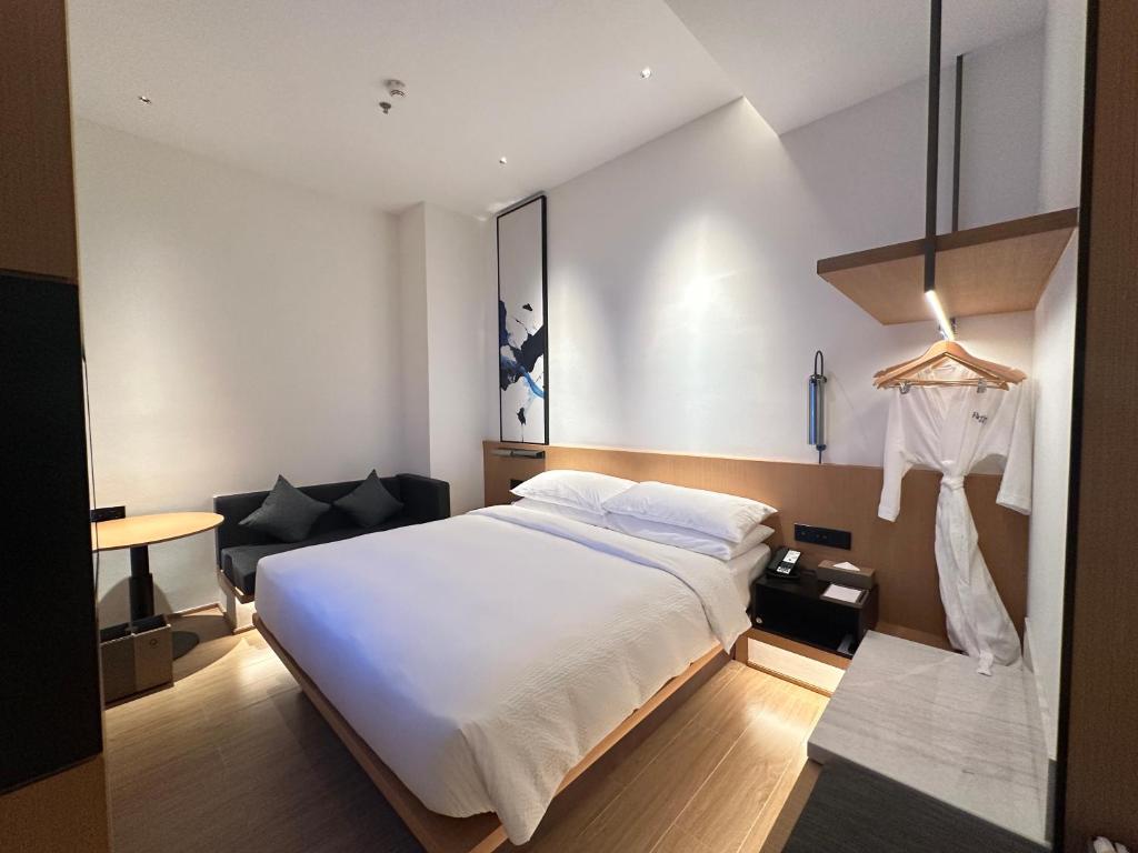 Postel nebo postele na pokoji v ubytování Fairfield by Marriott Quanzhou Fengze