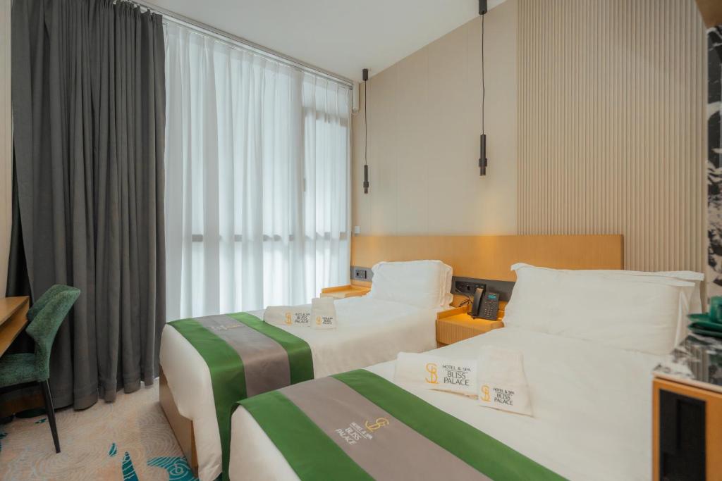 Postel nebo postele na pokoji v ubytování Bliss Palace Hotel & Spa