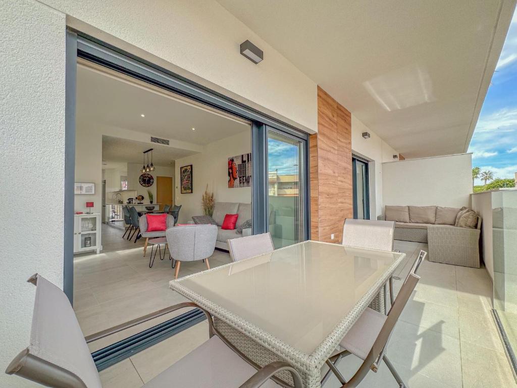 een eetkamer en woonkamer met een tafel en stoelen bij Barnuevo 3 in Santiago de la Ribera