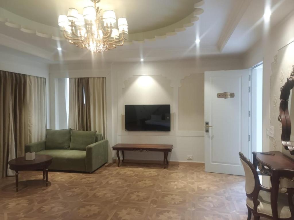 TV a/nebo společenská místnost v ubytování Rajwada Hotel and Resort