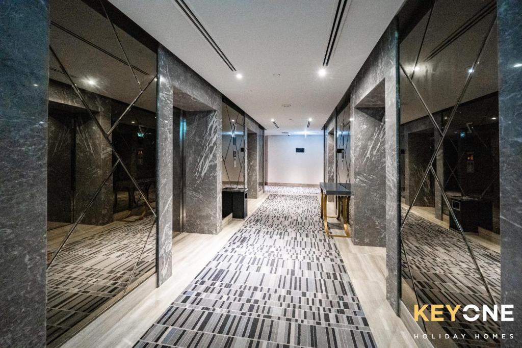Fotografie z fotogalerie ubytování Sleek Studio in Privé with Stunning Canal View v Dubaji