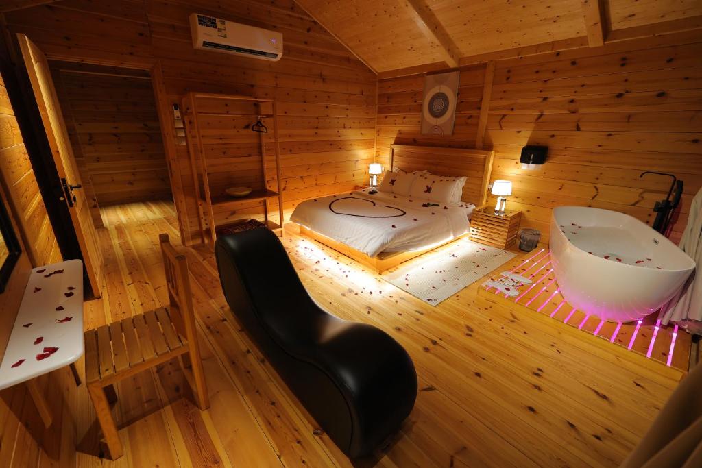 a room with a bed and a bath tub at أكواخ البحيرات in Khalij Salman
