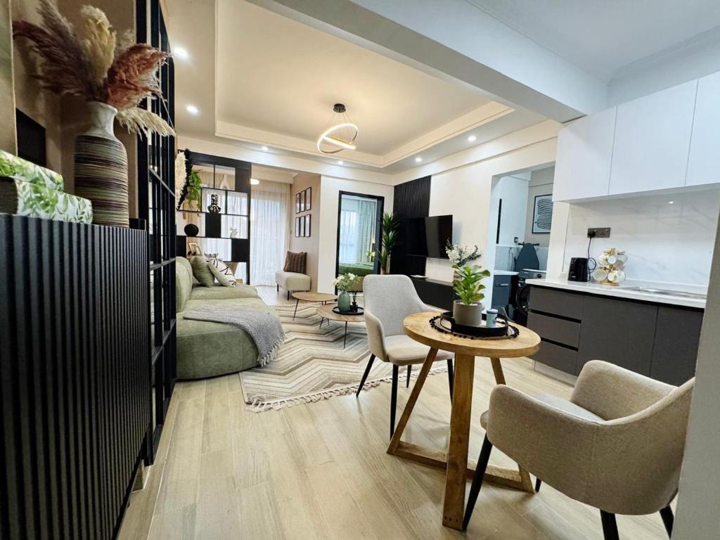 un soggiorno con un divano e un tavolo di Executive 1 bedroom near Nairobi National park a Nairobi