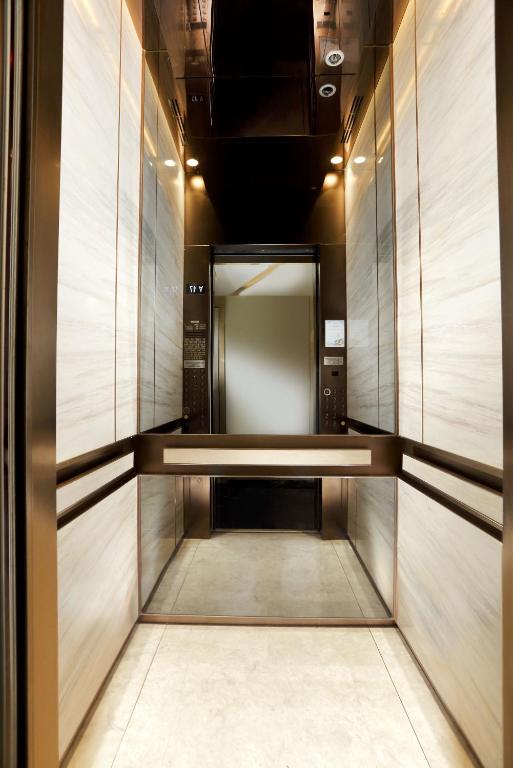 spogliatoio con specchio e cabina armadio di The OTTO Hotel a Hong Kong