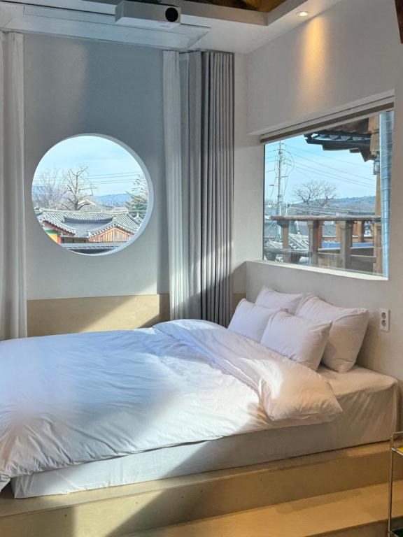 una camera da letto con un letto grande con una finestra di Stay Daereungwon a Gyeongju