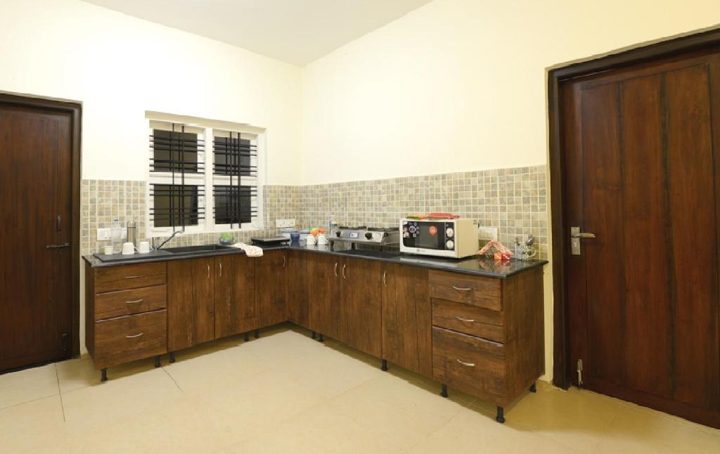Kuchyň nebo kuchyňský kout v ubytování Stays 42 - Oleander Suites Coorg