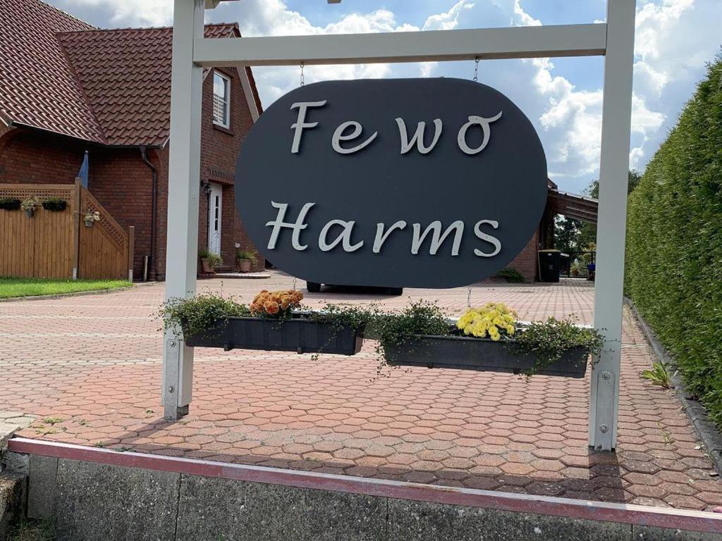 una señal que dice que la fiebre daña delante de una casa en Harms, Ferienwohnung, en Südbrookmerland