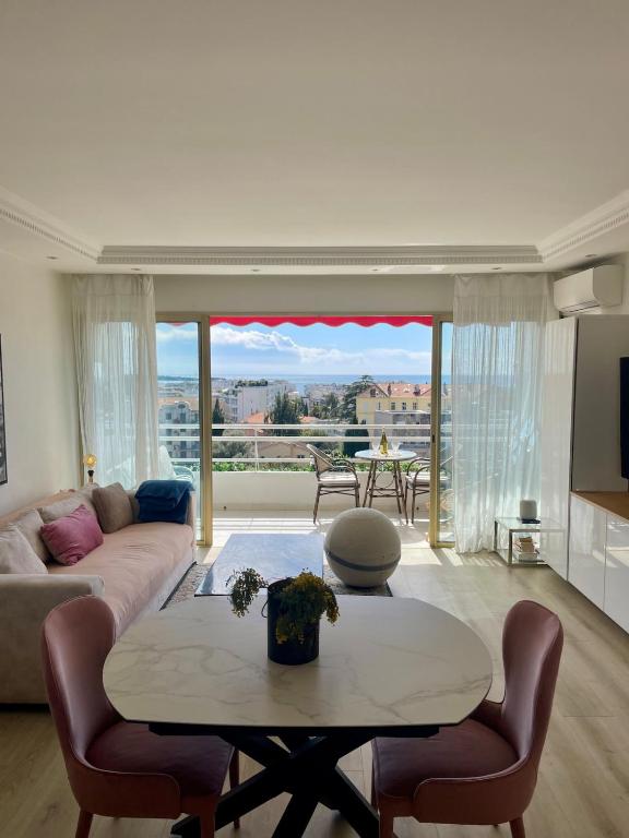 Photo de la galerie de l'établissement luxueux 45M2 vue mer panoramique terrasse sud Montfleury proche banane, à Cannes