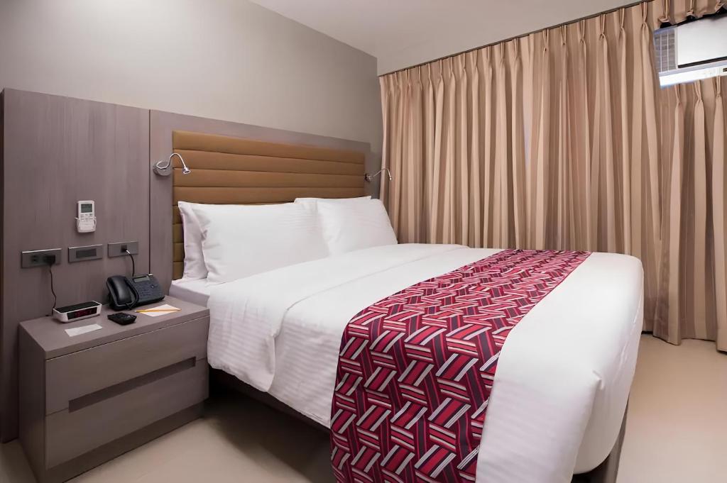 Postel nebo postele na pokoji v ubytování Solace Hotel