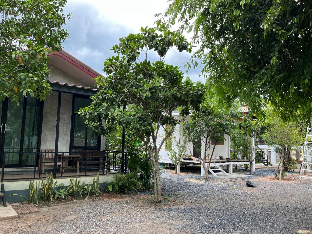 Κήπος έξω από το Sangkaset Resort