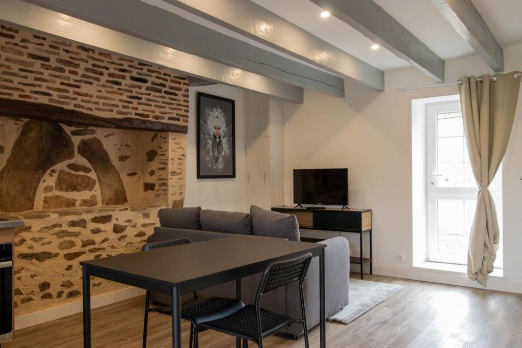 TV a/nebo společenská místnost v ubytování studio proche zenith et clinique