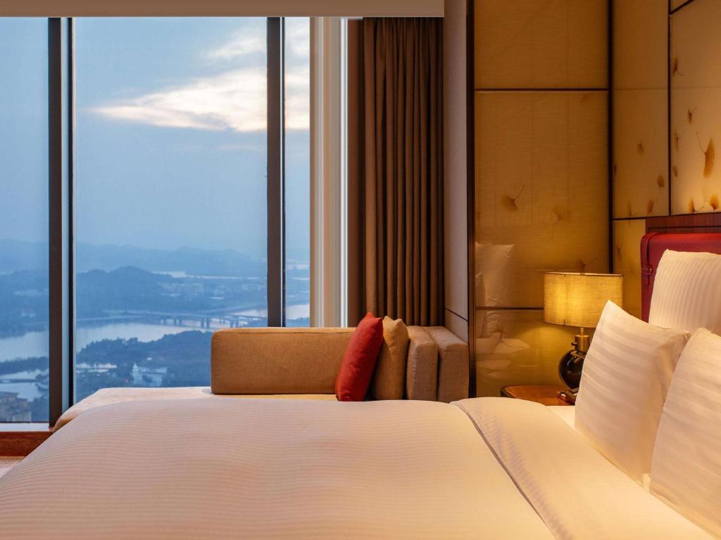 Postel nebo postele na pokoji v ubytování Pullman Huizhou Kaisa