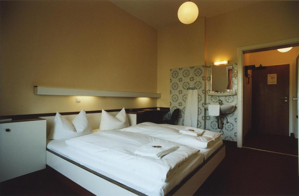 Postel nebo postele na pokoji v ubytování Hotel Jedermann