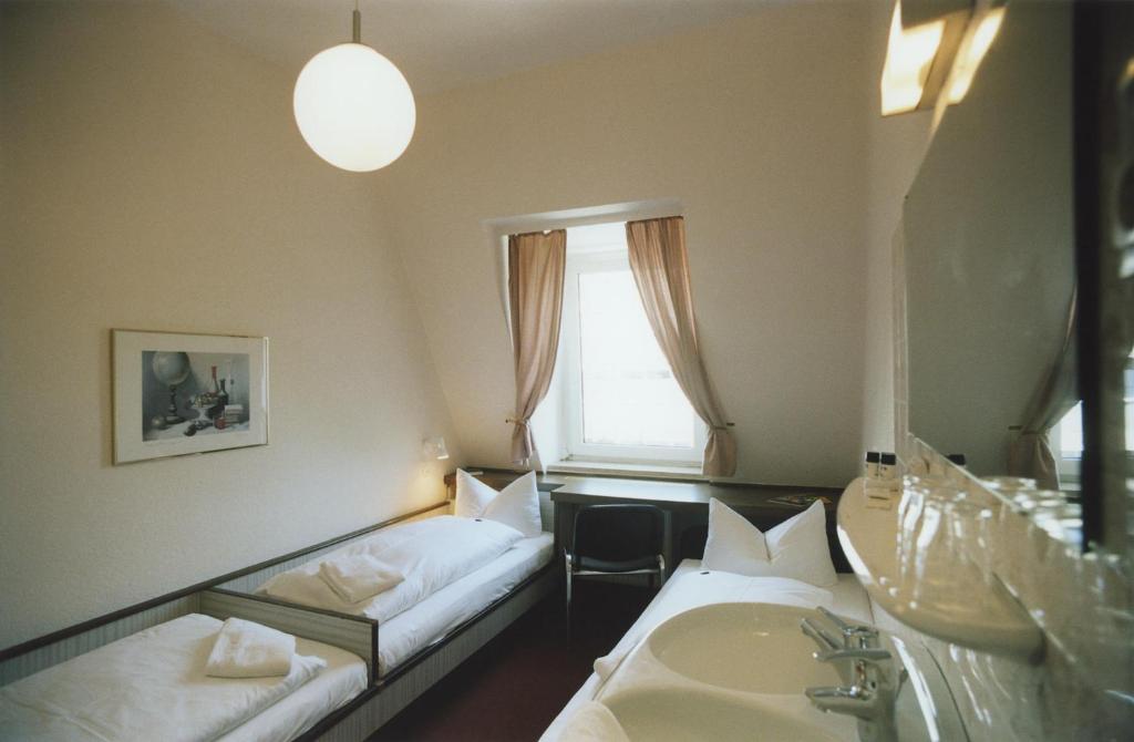 Postel nebo postele na pokoji v ubytování Hotel Jedermann