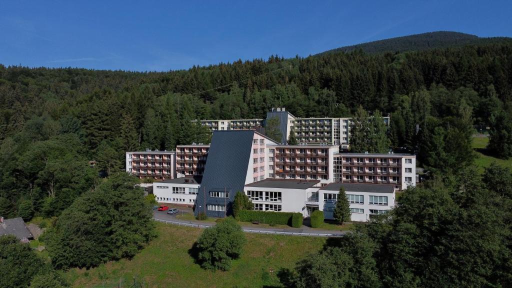 Nespecifikovaný výhled na hory nebo výhled na hory při pohledu z hotelu