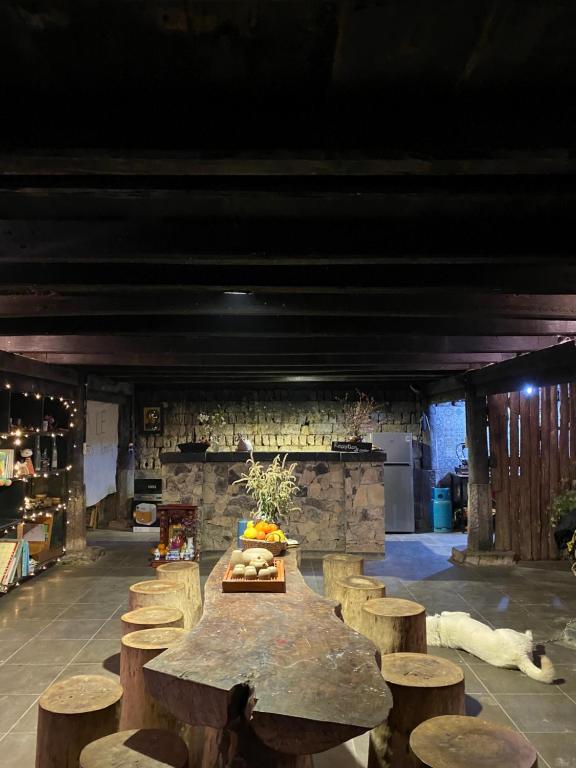 Mia SiにあるVieille Maison de Ma Léのテーブルと木製のスツールが備わる客室です。