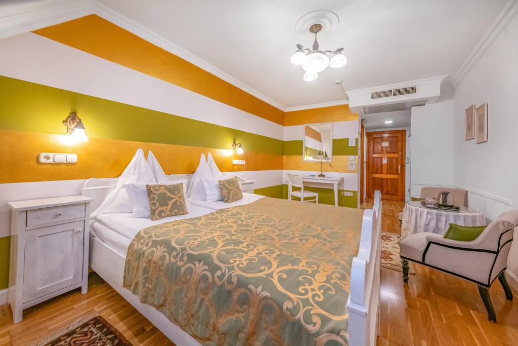 Postel nebo postele na pokoji v ubytování Boutique Hotel Szárcsa