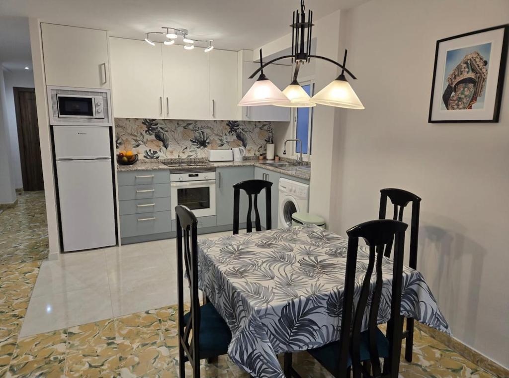 Η κουζίνα ή μικρή κουζίνα στο Desigual apartamento con 3 AC