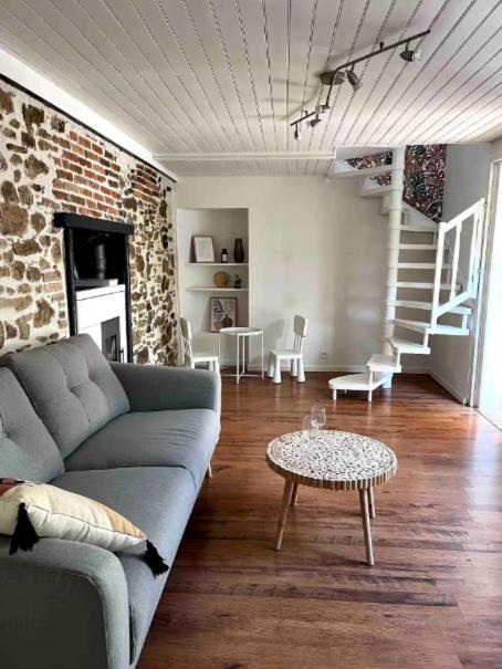 un salon avec un canapé et une table dans l'établissement Maison Centre ville, à La Roche-sur-Yon