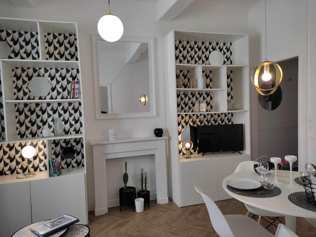 un salon avec une table et une cheminée dans l'établissement Plein centre de vienne avec balcon, à Vienne