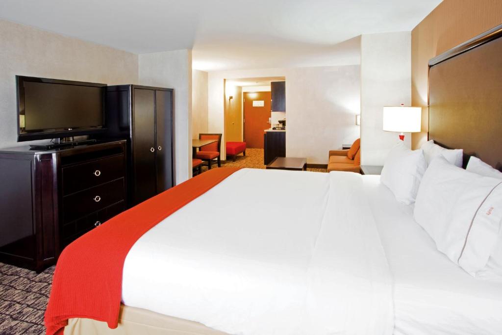 a hotel room with a large bed and a flat screen tv at Holiday Inn Express & Suites Columbia - East Elkridge, Jessup an IHG Hotel in Elkridge