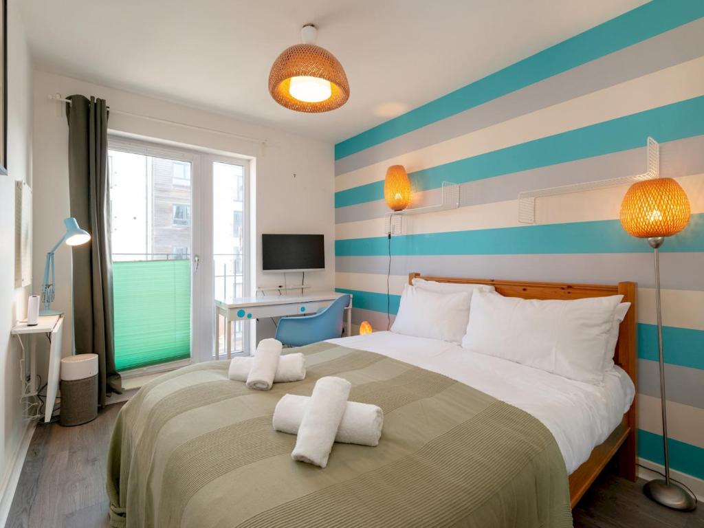 爱丁堡Modern 2-Bdr Flat in Edinburgh - Pass the Keys的一间卧室配有一张蓝色和白色条纹的大床