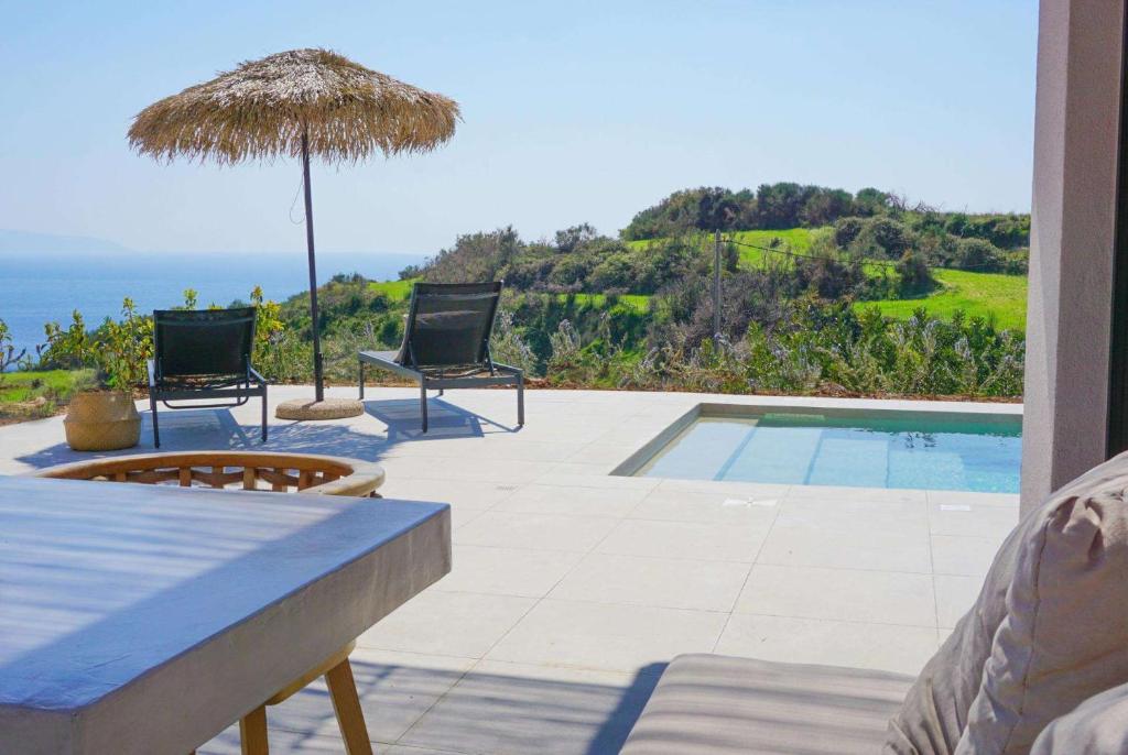 スパルティアにあるMelia by Vintage Travelのパティオ(椅子2脚、パラソル付)、プールが備わります。