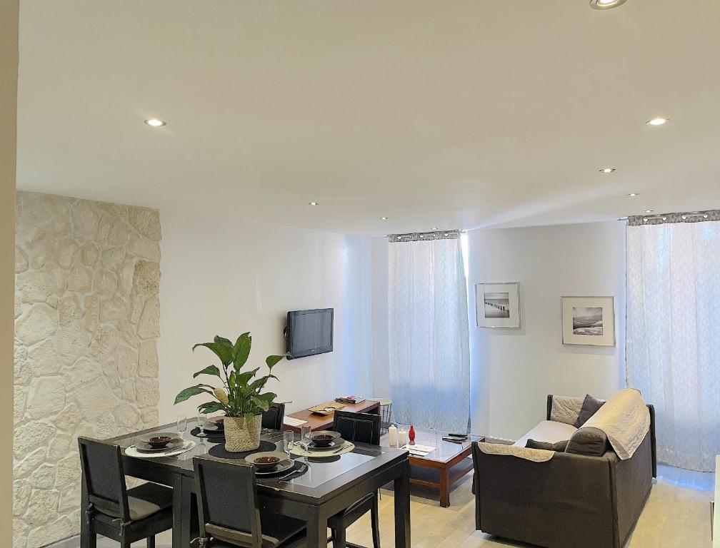 un salon avec une table et un canapé dans l'établissement St Claire vieille ville d'Annecy, à Annecy