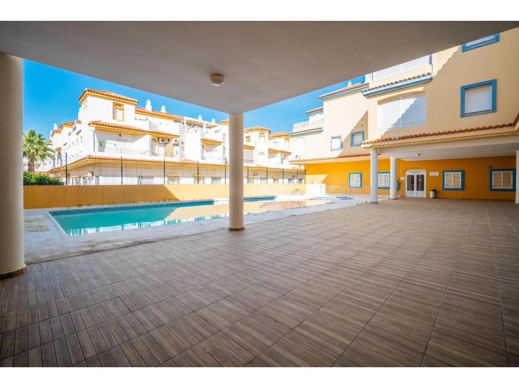 pusty dziedziniec budynku z basenem w obiekcie Apartamento 2H Zahara Mar w mieście Zahara de los Atunes