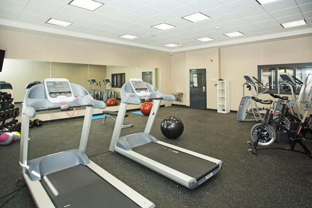Het fitnesscentrum en/of fitnessfaciliteiten van Wingate by Wyndham Calgary Airport
