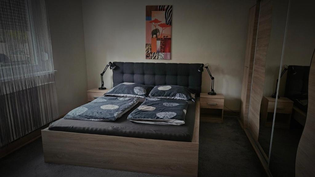 En eller flere senge i et værelse på Lotti Apartman