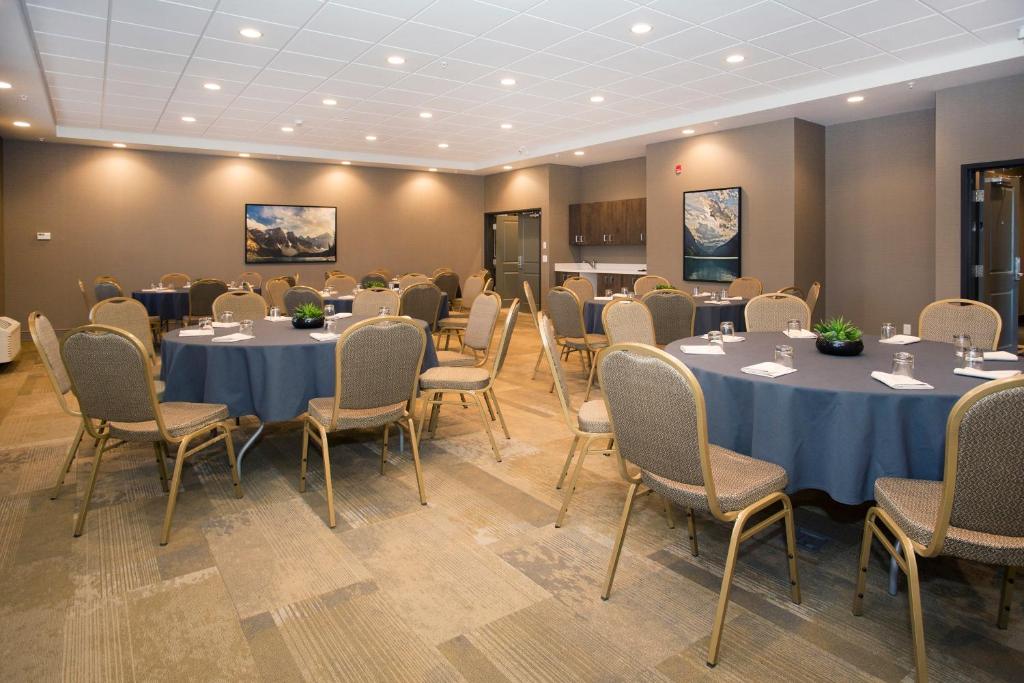 Een TV en/of entertainmentcenter bij Wingate by Wyndham Calgary Airport
