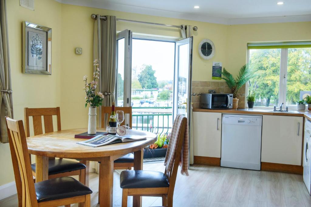 Kuchyň nebo kuchyňský kout v ubytování Two bedroom waterfront Apartment