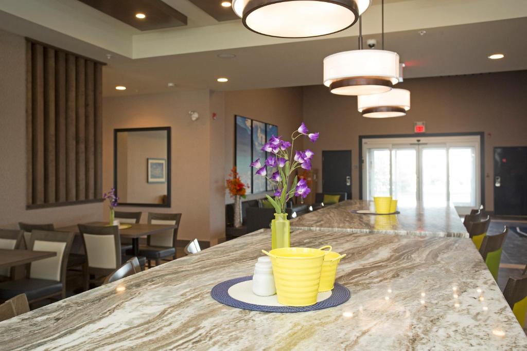 Een restaurant of ander eetgelegenheid bij Wingate by Wyndham Calgary Airport